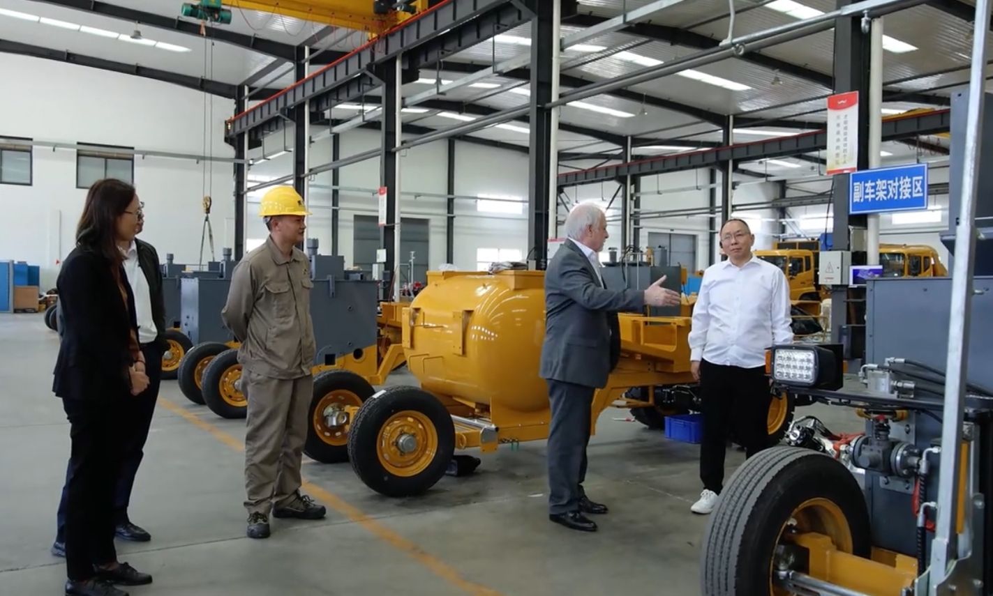 美國 Jetstream 集團(tuán)董事長(zhǎng) Joe Varca 一行到訪天途路業(yè)集團(tuán)南通基地