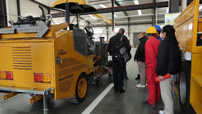 贊比亞客戶親臨考察 見證天途路業(yè)匠心品質(zhì) 天途路業(yè)道路劃線裝備