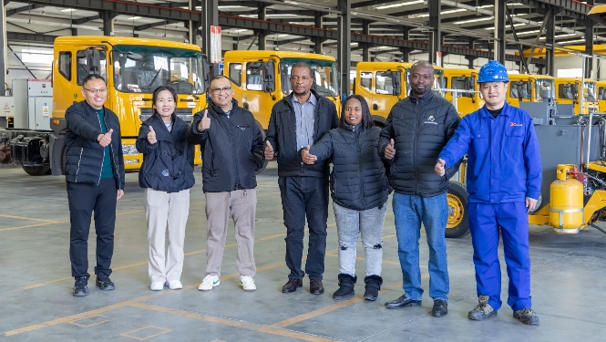 贊比亞客戶親臨考察 見證天途路業(yè)匠心品質(zhì) 天途路業(yè)道路劃線裝備